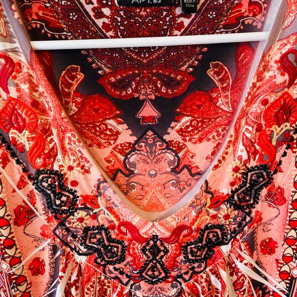 Red pattern blouse - Picture 2 of 5